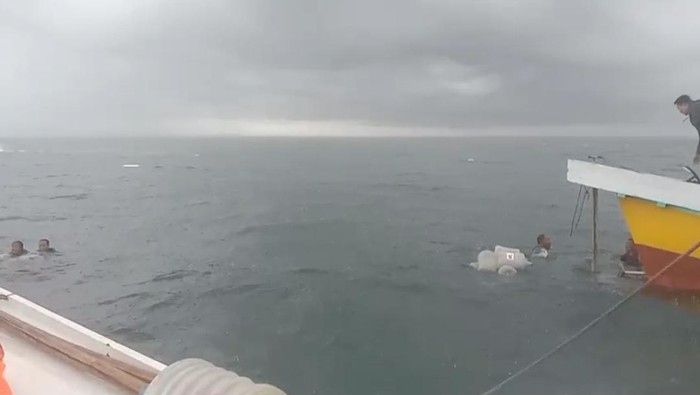 Momen evakuasi korban kapal tenggelam di Perairan Pangkep, Sulsel.