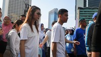 Gibran dan Selvi memulai olahraga dengan berjalan kaki di sekitar Hotel Sari Pacific. Keduanya lalu melanjutkan dengan berjalan ke arah Sarinah.