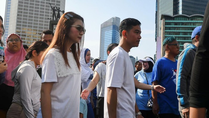 Cawapres nomor urut 2 Gibran Rakabuming Raka didampingi istrinya Selvi Ananda melakukan kegiatan di car free day (CFD), Jakarta, Minggu (3/12/2023). Gibran menyapa warga sembari berolahraga di sana.