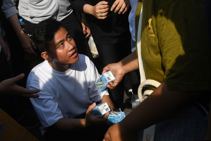 Cawapres nomor urut 2 Gibran Rakabuming Raka didampingi istrinya Selvi Ananda melakukan kegiatan di car free day (CFD), Jakarta, Minggu (3/12/2023). Gibran menyapa warga sembari berolahraga di sana.