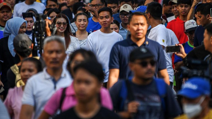 Cawapres nomor urut 2 Gibran Rakabuming Raka didampingi istrinya Selvi Ananda melakukan kegiatan di car free day (CFD), Jakarta, Minggu (3/12/2023). Gibran menyapa warga sembari berolahraga di sana.