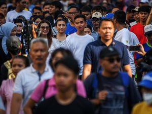 Momen Gibran Sapa Warga di CFD Jakarta
