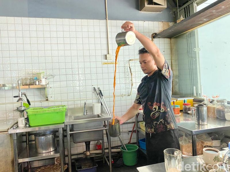 Murah Meriah! Ada Kopi O dan Nasi Lemak ala Medan di Kopitiam Ini