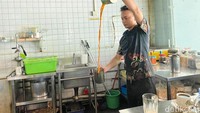 Proses pembuatannya pun bisa dilihat langsung oleh pengunjung, karena konsepnya memang open kitchen. Kopi O atau kopi susu diseduh menggunakan teko kopi bercorong panjang dengan air panas yang mendidih.  Foto: detikFood