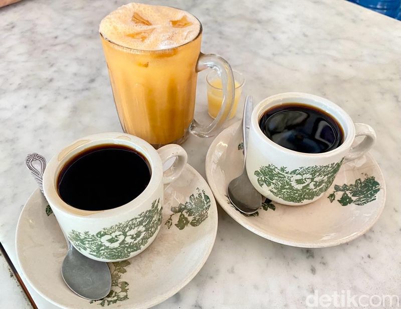 Murah Meriah! Ada Kopi O dan Nasi Lemak ala Medan di Kopitiam Ini