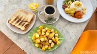 Rasa kopi O yang pahit bisa disamarkan dengan manis legit dari selai kaya ada pada roti panggang. Begitu juga dengan telur ayam kampung setengah matang yang sudah enak dengan tambahan lada dan garam. Foto: detikFood