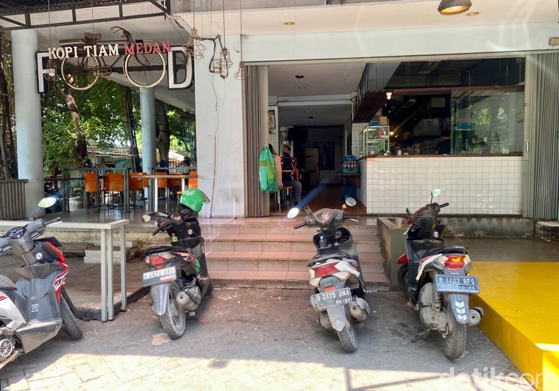 Murah Meriah! Ada Kopi O dan Nasi Lemak ala Medan di Kopitiam Ini
