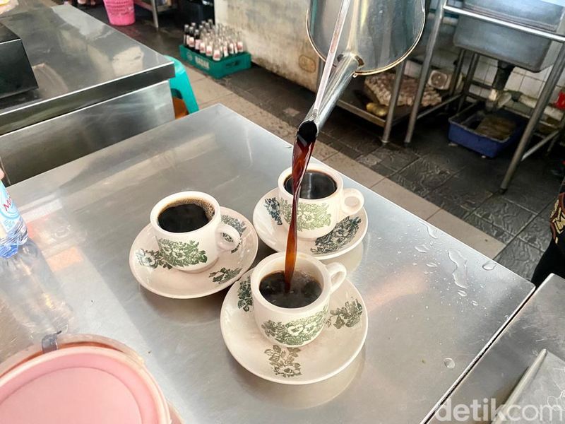 Murah Meriah! Ada Kopi O dan Nasi Lemak ala Medan di Kopitiam Ini