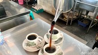 Menurut Gio, salah satu pegawai sekaligus peracik kopi di Kopitiam Medan menuturkan bahwa mereka hanya menggunakan kopi jenis robusta saja. Foto: detikFood