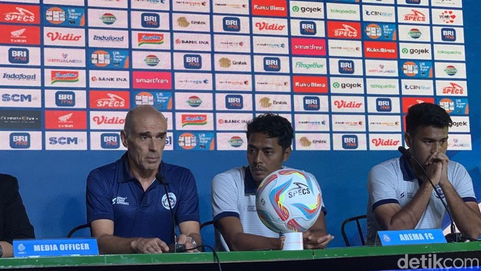 Pelatih Arema FC Fernando Valente memberi keterangan pers jelang laga melawan Bali United.