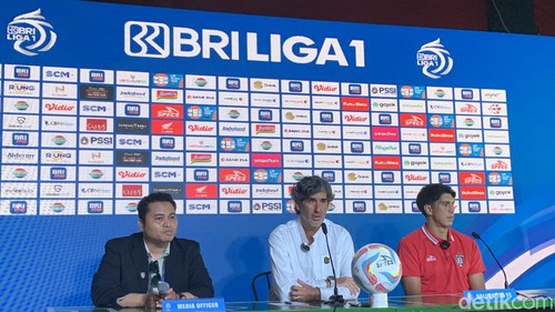 Pelatih Bali Uniter Stefano Teco Cugurra (tengah) memberi keterangan kepada media menjelang laga melawan Arema FC.