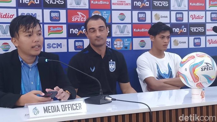 Pelatih PSIS, Gilbert Agius bersama perwakilan pemain Alfeandra Dewangga dalam sesi jumpa pers usai laga, Minggu (3/12/2023).