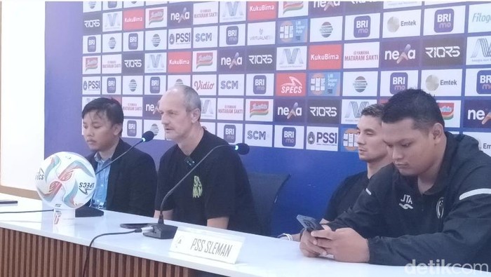 Pelatih PSS, Risto Vidakovic bersama pemainnya, Kim Jeffry Kurniaqan dalam sesi prescon usai laga, Minggu (3/12/2023).