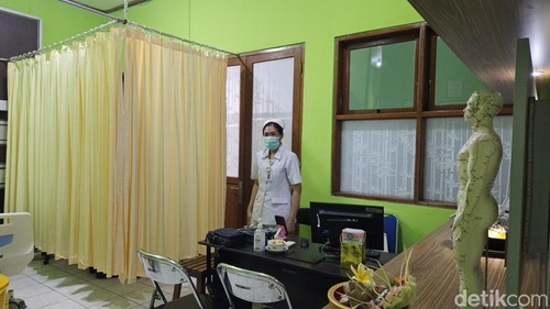 Pelayanan pengobatan tradisional di Paviliun RSUD Klungkung, dengan pelayanan kesehatan tradisional dan akupunktur medik, Sabtu (2/12/2023). (Putu Krista/detikBali)