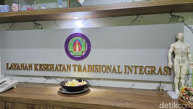 Pelayanan pengobatan tradisional di Paviliun RSUD Klungkung, dengan pelayanan kesehatan tradisional dan akupunktur medik, Sabtu (2/12/2023). (Putu Krista/detikBali)
