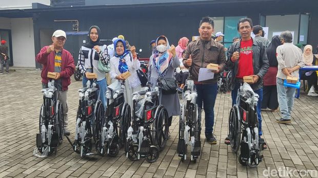 Pembagian kursi roda gratis untuk disabilitas Bandung.