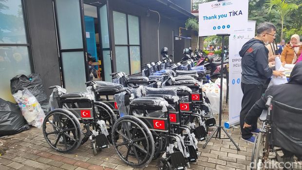 Pembagian kursi roda gratis untuk disabilitas Bandung.