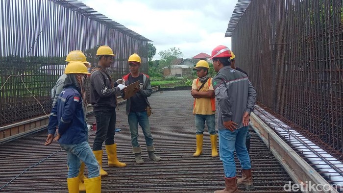 Pembangunan box culvert Jalan Tol Jogja-Solo di Mlati, Sleman. Foto diunggah Minggu (3/12/2023).