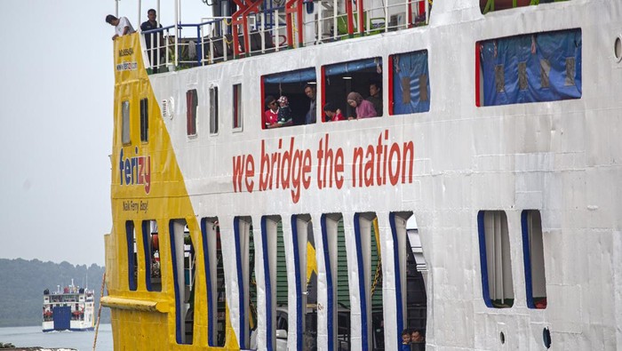 Penambahan 20 kapal penyeberangan jelang Natal dan Tahun Baru Sejumlah penumpang turun dari kapal Roll on/Roll off (RoRo) di Pelabuhan ASDP Telaga Punggur, Batam, Kepulauan Riau, Minggu (3/12/2023). PT ASDP Cabang Batam menyiapkan sebanyak 20 unit armada kapal penyeberangan tambahan pelayaran antarpulau dan antarprovinsi untuk mengantisipasi lonjakan penumpang menjelang Natal dan Tahun Baru 2024 yang diprediksi naik sebesar lima persen dibandingkan tahun sebelumnya. ANTARA FOTO/Teguh Prihatna/rwa.