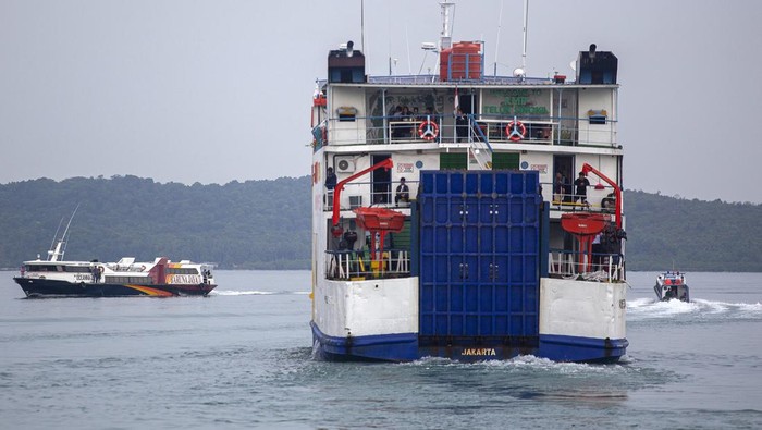 Penambahan 20 kapal penyeberangan jelang Natal dan Tahun Baru Sejumlah penumpang turun dari kapal Roll on/Roll off (RoRo) di Pelabuhan ASDP Telaga Punggur, Batam, Kepulauan Riau, Minggu (3/12/2023). PT ASDP Cabang Batam menyiapkan sebanyak 20 unit armada kapal penyeberangan tambahan pelayaran antarpulau dan antarprovinsi untuk mengantisipasi lonjakan penumpang menjelang Natal dan Tahun Baru 2024 yang diprediksi naik sebesar lima persen dibandingkan tahun sebelumnya. ANTARA FOTO/Teguh Prihatna/rwa.