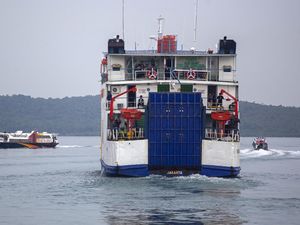 Mulai 11 Desember Beli Tiket Penyeberangan Tak Bisa Lagi Dekat Pelabuhan