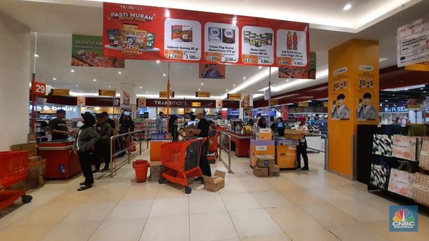 Pengunjung memanfaatkan momen diskon gede-gedean Transmart Fullday Sale hari ini dengan memenuhi kebutuhan rumah mulai dari detergen, tissue, sabun cuci piring, dan kebutuhan kamar mandi.momen diskon gede-gedean Transmart Fullday Sale hari ini dengan memenuhi kebutuhan rumah mulai dari detergen, tissue, sabun cuci piring, dan kebutuhan kamar mandi. (CNBC Indonesia/Firda Dwi Muliawati)