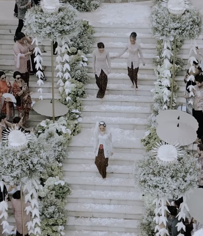 Adik Asraf, Aisha Sinclair bahkan mendapatkan tugas khusus yakni menjadi pendamping BCL saat menuruni tangga. Aisha berdampingan dengan Marcia Dewi atau yang lebih akrab disapa Bumiauw, makeup artist kondang Indonesia. Foto: dok. Instagram