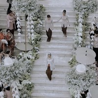 Adik Asraf, Aisha Sinclair bahkan mendapatkan tugas khusus yakni menjadi pendamping BCL saat menuruni tangga. Aisha berdampingan dengan Marcia Dewi atau yang lebih akrab disapa Bumiauw, makeup artist kondang Indonesia. Foto: dok. Instagram