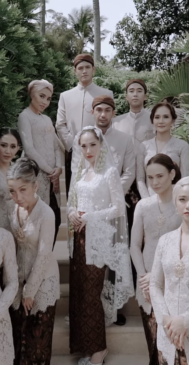 Inilah potret bridesmaid dan bridesman di pernikahan BCL dan Tiko. Dalam foto tersebut terlihat juga penyanyi Malaysia Yuna yang dinikahi oleh Adam Sinclair, adik dari Ashraf Sinclair. Yuna tampak mengenakan seragam coklat, kain batik dan turban yang menjadi ciri khasnya. Foto: dok. Instagram