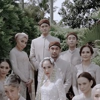Inilah potret bridesmaid dan bridesman di pernikahan BCL dan Tiko. Dalam foto tersebut terlihat juga penyanyi Malaysia Yuna yang dinikahi oleh Adam Sinclair, adik dari Ashraf Sinclair. Yuna tampak mengenakan seragam coklat, kain batik dan turban yang menjadi ciri khasnya. Foto: dok. Instagram