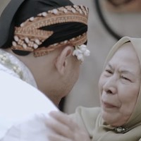 Di momen akad nikah, BCL bahkan menyediakan kursi untuk orang tua Ashraf yang bersandingan dengan orang tua Bunga. Dalam momen tersebut, BCL dan Tiko bahkan ikut sungkeman dengan orang tua Ashraf. Ibu Ashraf, Dida Sinclair tampak menangis terharu mantan menantunya menemukan cinta kembali. Foto: dok. Instagram