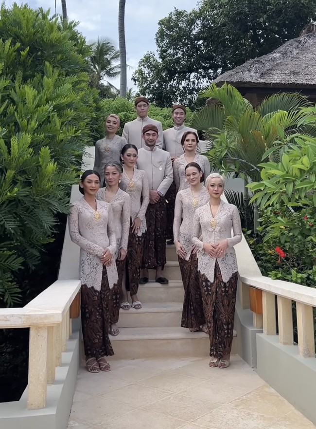 Di momen pernikahan tersebut, keluarga Ashraf datang dan memberikan restu untuk Bunga Citra Lestari. Mereka bahkan mengenakan seragam yang telah disediakan oleh BCL.Foto: dok. Instagram