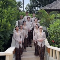 Di momen pernikahan tersebut, keluarga Ashraf datang dan memberikan restu untuk Bunga Citra Lestari. Mereka bahkan mengenakan seragam yang telah disediakan oleh BCL.Foto: dok. Instagram