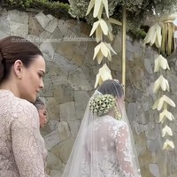 Setelah menjanda tiga tahun karena meninggalnya Asraf Sinclair, Bunga Citra Lestari menemukan cinta baru. Sabtu (2/12/2023), BCL dinikahi Tiko Aryawardhana di Bali. Dalam momen tersebut bahkan dihadiri oleh keluarga dari Ashraf Sinclair yang berperan sebagai bridesmaid. Foto: dok. Instagram