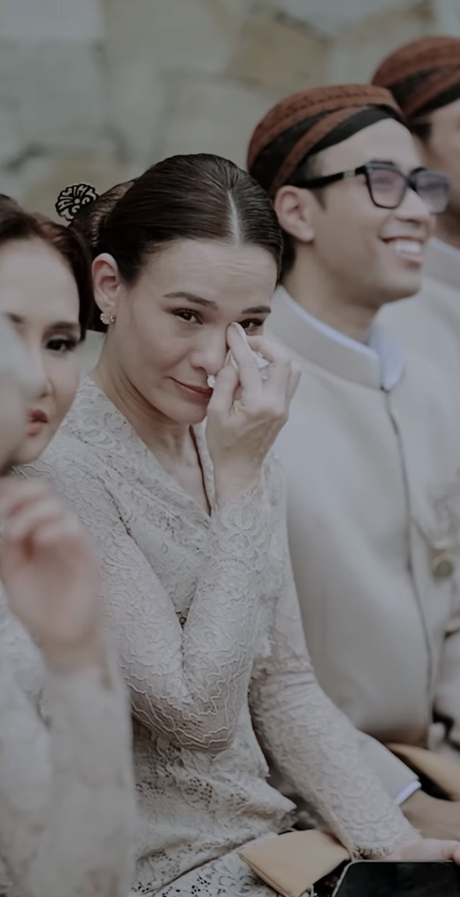 Aishah bahkan ikut terharu melihat Bunga Citra Lestari dinikahi oleh Tiko. Foto: dok. Instagram