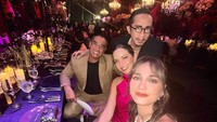 Nia Ramadhani dan Ardi Bakrie juga datang loh ke resepsi pernikahan BCL-Tiko Aryawardhana. Padahal Sabtu (2/12/2023) pagi, Nia Ramadhani masih mengikuti Singapore Marathon 2023 dan berhasil menyelesaikan maraton sejauh 10 kilometer. (Foto: dok. Instagram Aming)