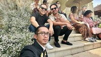 Terlihat Sandhy Sondoro dan Adilla Dimitri tampil santai pada momen akad nikah BCL dan Tiko Aryawardhana. Prosesi ijab kabul Tiko dan BCL digelar perivat dengan memperlihatkan latar belakang pemandangan laut. (Foto: dok. Instagram Aming)