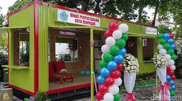 Perpustakaan semi kontainer di Taman Janggan Jalan Puputan No.10 Denpasar, Bali pada Minggu (3/11/2023). (Ni Made Lastri Karsiani Putri-detikBali)