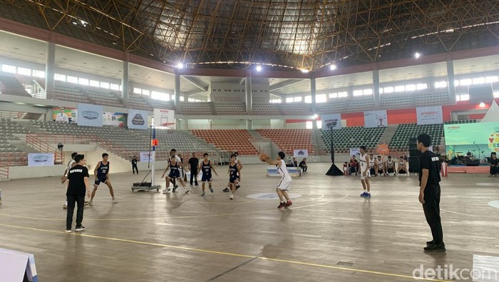 Pertandingan Basket SMAN 3 Medan lawan SMA Raksana dalam Classy Yamaha Youth Festival Medan. (Foto: Kartika Sari).