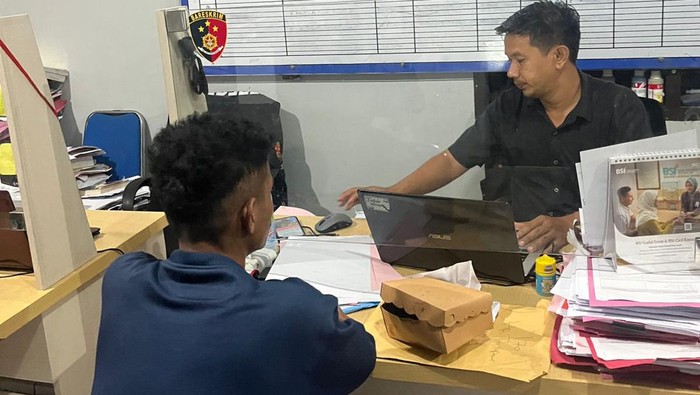 Polisi memeriksa tersangka pengeroyokan mahasiswa Universitas Borneo Tarakan (UBT).