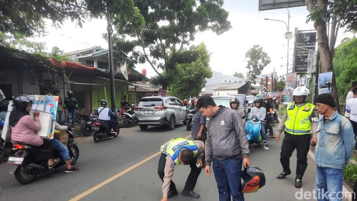 Polisi saat melakukan olah tkp kecelakaan beruntun di Sukabumi