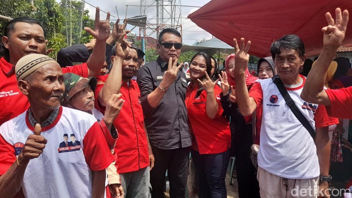 Politikus senior Partai Demokrasi Indonesia Perjuangan (PDIP) TB Hasanuddin saat menyambangi kader PDIP di Pamulihan - Rancakalong, Sumedang, Sabtu (2/12/2023)