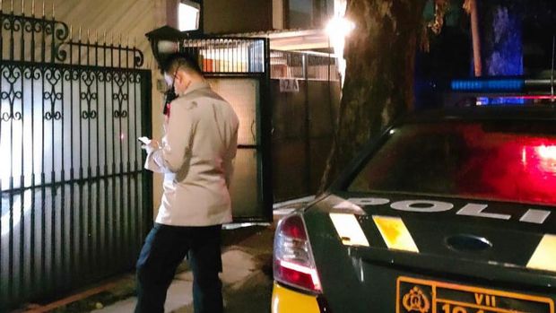 Polsek Mampang Prapatan menggelar patroli skala besar hingga ke gang-gang, Minggu (3/12/2023) dini hari.