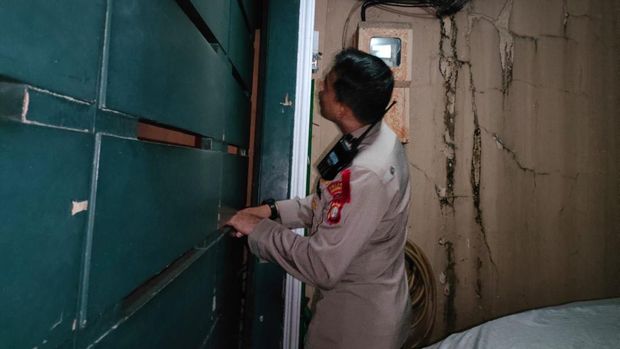 Polsek Mampang Prapatan menggelar patroli skala besar hingga ke gang-gang, Minggu (3/12/2023) dini hari.