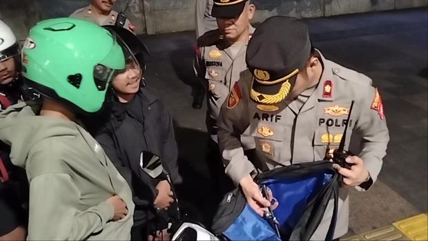 Polsek Setiabudi datangi kumpulan pemuda nongkrong di malam hari