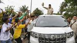 Prabowo Sapa dan Bagi-bagi Kaos ke Warga di Serang