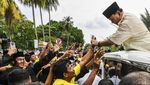 Prabowo Sapa dan Bagi-bagi Kaos ke Warga di Serang