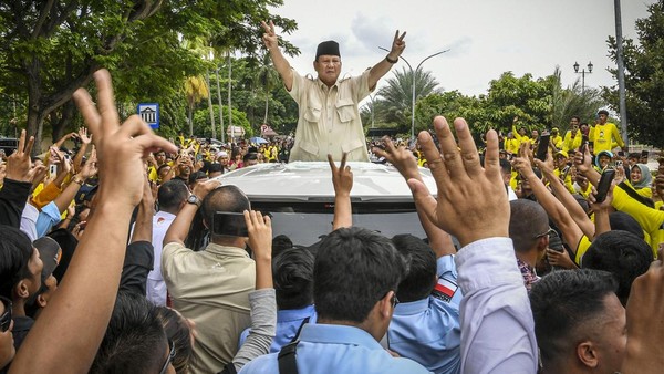 Prabowo Sapa dan Bagi-bagi Kaos ke Warga di Serang