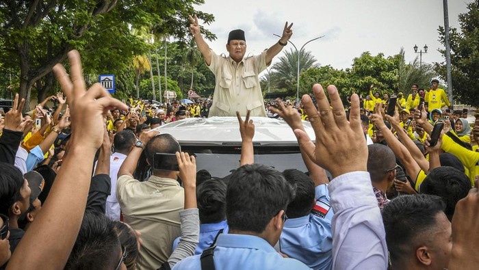 Prabowo Subianto melakukan kampanye di Kota Serang, Banten, Minggu (3/12/2023). Capres nomor urut 2 sempat menyapa warga hingga bagi-bagi kaos dari rooftop mobilnya.