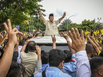 Prabowo Sapa dan Bagi-bagi Kaos ke Warga di Serang